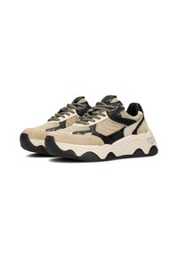 Sneaker beige e nere con materiali misti tra cui suede e mesh, con dettagli testurizzati e design della suola chunky.