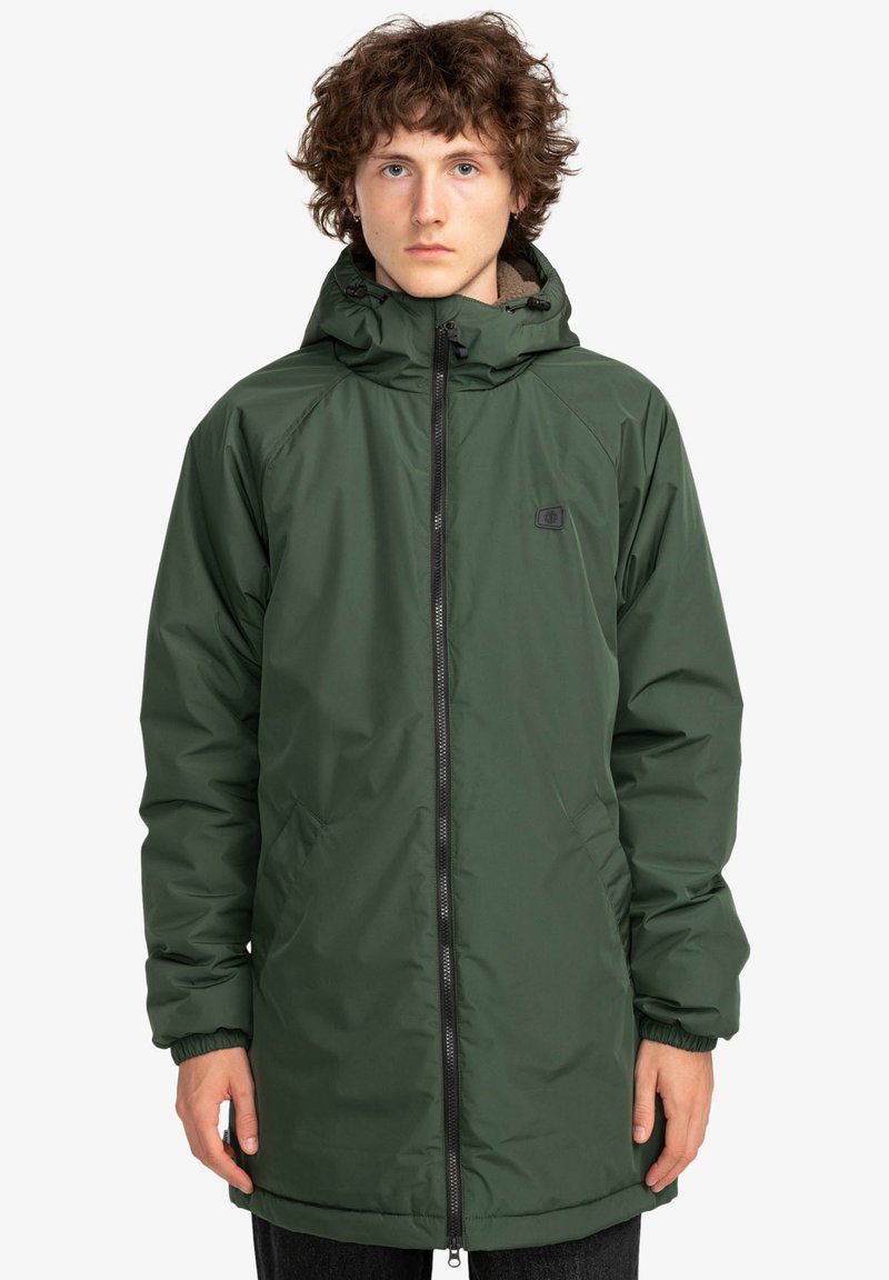 Parka impermeabile verde con chiusura a zip, cappuccio regolabile e tasche laterali. Presenta un rivestimento caldo e polsini elasticizzati.