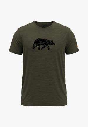 Krótki rękaw olivkowo-zielonej koszulki z czarnym geometrycznym wzorem niedźwiedzia na środku klatki piersiowej.