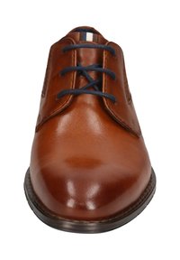 Braunes, poliertes Leder-Herrenschuh mit dunkelblauen Schnürsenkeln und genähtem Absatz, von vorne betrachtet.