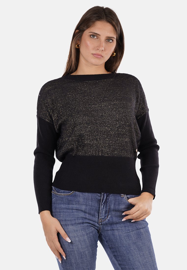 Maglione nero con una parte superiore glitterata e fondo a coste. Maniche lunghe, vestibilità comoda, con una texture contrastante tra le sezioni.