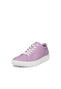 Sneaker in pelle lavanda con lacci bianchi, punta rotonda e superficie testurizzata. Caratterizzato da una suola in gomma bianca e una sottile etichetta sul lato.