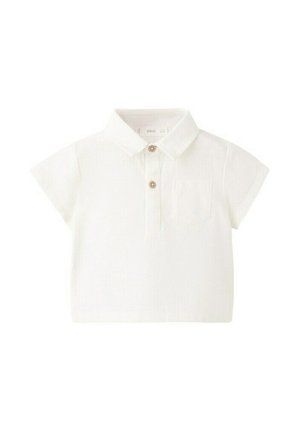 Polo blanc à manches courtes pour enfants avec deux boutons en bois et une petite poche poitrine, présenté sur un fond blanc uni.