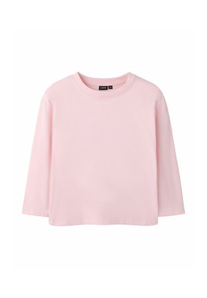 Lichtroze longsleeve T-shirt met ronde hals, een ontspannen pasvorm en een zwart label aan de binnenkant van de kraag.