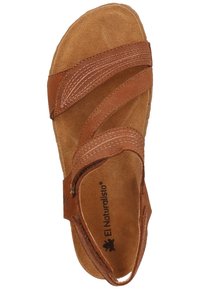 Hnědá kožená sandál s třemi širokými popruhy a semišovou stélkou. Má bílou nit a značku na stélce. Plochý design podešve.