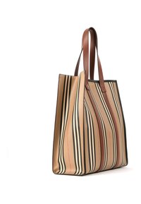 Sac fourre-tout beige avec des rayures verticales noires et rouges et des anses en cuir marron, posé verticalement sur un fond blanc.