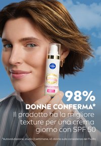 NIVEA Luminous Anti-Macchie SPF 50 in un flacone bianco con dettagli dorati. Dispenser a pompa fluido, cappuccio in plastica trasparente e grafiche audaci.