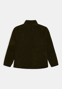 Casaco de fleece verde escuro com um acabamento suave e texturizado. Apresenta um colarinho alto e mangas longas, com um corte reto.