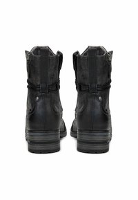 Bottines en cuir noir avec un motif texturé, fermetures éclair à l'arrière et boucles décoratives, dotées d'un petit talon empilé et d'une semelle robuste.