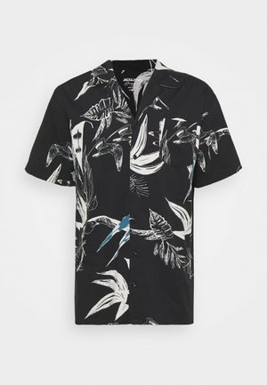 Chemise noire à manches courtes avec boutons, imprimé de feuilles tropicales blanches et bleues ainsi que d'oiseaux, petite poche poitrine et col ouvert.