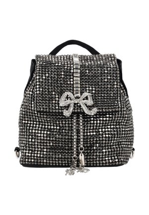 Rucsac negru și argintiu, împodobit cu strasuri, cu închizătoare în formă de fundă cu pietre prețioase și lanțuri decorative atârnate pe fundal alb.