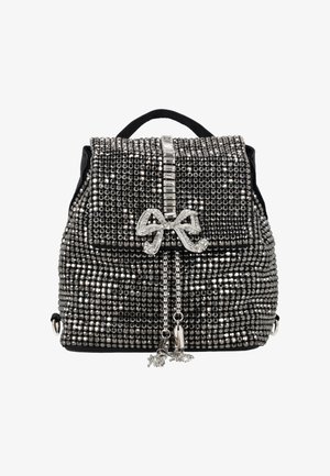 Zwarte en zilveren rugzak met strass-steentjes, met een juwelen striksluiting en decoratieve hangende kettingen op een witte achtergrond.