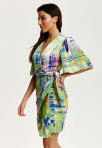 Liquorish ABSTRACT MIDI WITH SHORT SLEEVES - Day dress - green