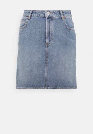 Blauwe denim minirok met voorzakken, riemlussen, knoopsluiting en centrale naaddetail op een effen witte achtergrond.