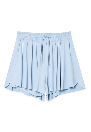 Lyseblå plisserede shorts med elastisk taljebånd og snørelukning, med lagdelte overlappende stofpaneler på siderne.