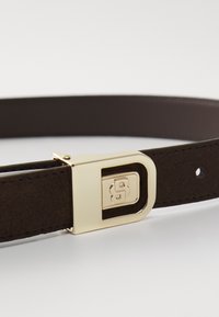 Dunkelbrauner Leder Gürtel mit rechteckiger goldener Schnalle, die ein erhabenes doppeltes "B"-Logo zeigt, fotografiert auf einem weißen Hintergrund.
