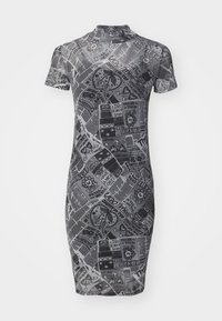 Vestido ajustado de manga corta hecho de tela de malla. Gris con patrones gráficos de periódico en negro. Cuello alto, longitud hasta el muslo.