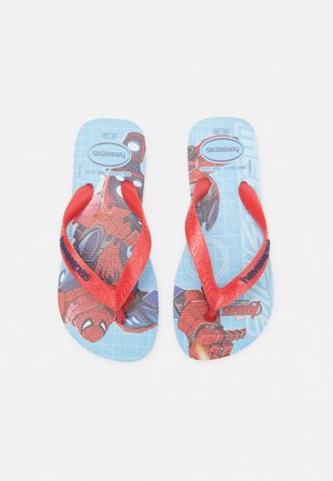 Des tongs rouges avec des semelles bleues arborant un design Spider-Man. Bandes et semelle texturées avec un motif en grille. Logo sur le côté.