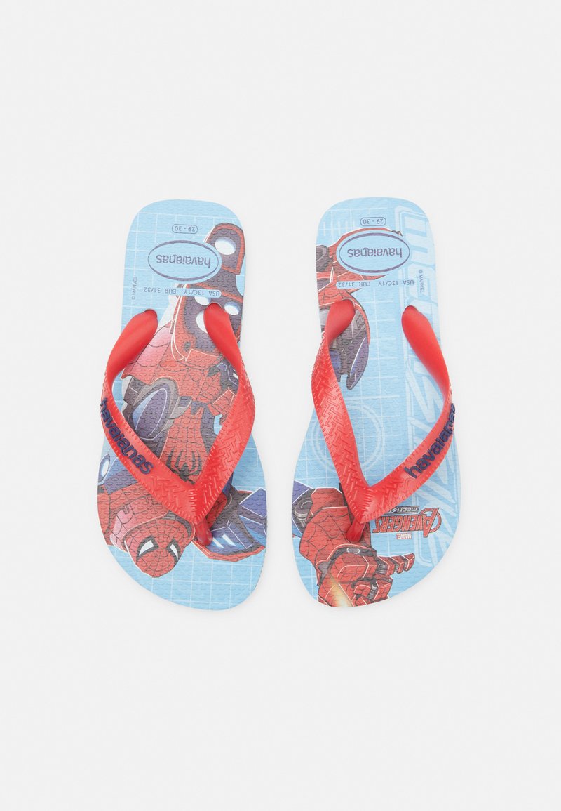 Chanclas rojas con suelas azules que presentan un diseño de Spider-Man. Tiras y almohadillas con textura y un patrón de rejilla. Logo en el lateral.