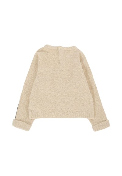 Pull en polaire de couleur beige clair, avec une surface texturée, des poignets roulés et une fermeture à boutons à l'arrière du cou.
