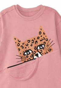 Roza majica s kapuco z dizajnom leoparda, okrašena z bleščicami, dodatno črna žepna zadrga ter rebrast ovratnik in manšete.