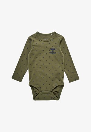 Bodysuit pour bébé à manches longues de couleur olive avec des accents à motifs bleu marine et un logo sur le devant, comportant une fermeture à pression en bas et un tissu doux.