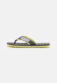 Tommy Hilfiger PATCH BEACH  - Sandaler m/ tåsplit - dark ash