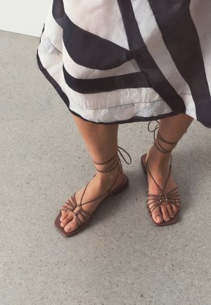 Next, REGULAR FIT - N. PREMIUM LEATHER SQUARE TOE HARDWARE ANKLE WRAP SANDALS  . - Sandále - taupe