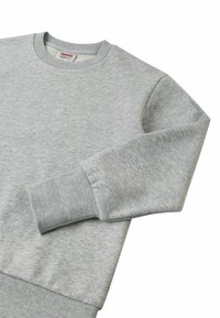 Szary bawełnowy sweatshirt z okrągłym dekoltem, ściągaczami przy rękawach i u dołu. Charakteryzuje się gładką fakturą i subtelnym melanżowym wzorem. Logo marki na rękawie.