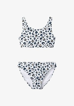 Weißer Bikini mit schwarzem, beigem und rosa Leopardenmuster, ausgestattet mit einem Oberteil mit Rundhalsausschnitt und hoch geschnittenen Höschen.