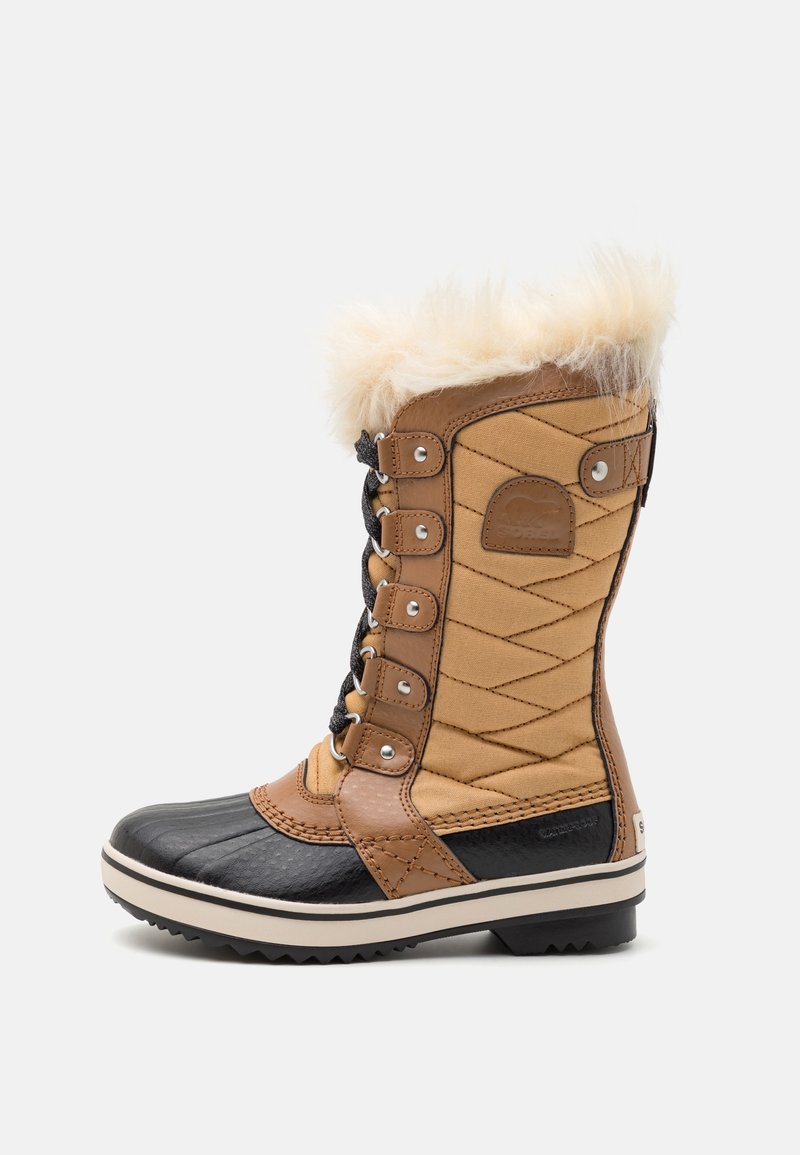 Botte d'hiver haute avec semelle en caoutchouc noire, dessus en tissu matelassé fauve, accents en cuir marron, lacets noirs, et bordure en fourrure couleur crème en haut.