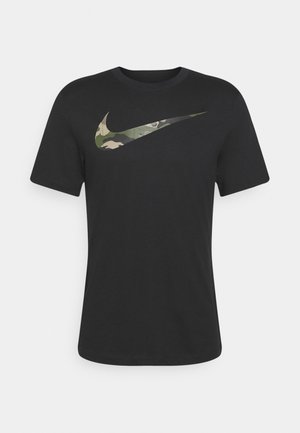 Zwart katoenen T-shirt met een Nike Swoosh-logo in camoufleringspatroon op de voorkant. Korte mouwen en een ronde hals.