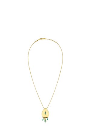 Collier en chaîne d'or avec un pendentif en goutte d'or orné d'une pierre verte et d'une petite perle verte suspendue en bas.