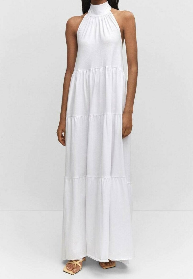 Biała, bezrękawna sukienka maxi z wysokim dekoltem halter, marszczonym bodicem i falbaniastego kroju spódnicy. Wykonana z lekkiego materiału.