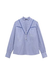 Blusa a righe blu e bianche con maniche lunghe, un collo alto e pieghe frontali. Presenta un bordo decorativo blu e tre bottoni.