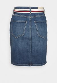 Denimkjol med figursydd passform, mörkblå färg, femfickorsdesign och kontrasterande randig midja i röd, vit och blå.