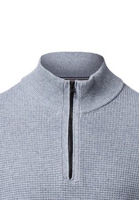 Lichtblauw tekstuurpullover met een hoge kraag en een kwart ritssluiting, met een ribbelpatroon en een subtiel design overal.