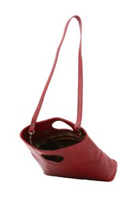 Borsa a tracolla in pelle rossa con forma strutturata, tracolla lunga e fessure laterali doppie; presenta una fodera interna a quadri.