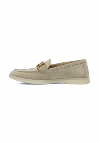 Zapato de ante beige sin cordones con un diseño de costura elevada, puntera redonda y un detalle decorativo de hardware en tono dorado en la parte superior.