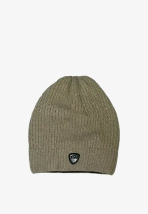 Cappello beige a coste lavorato a maglia con una piccola toppa nera a forma di scudo al centro davanti.