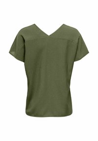 Blusa de manga corta verde oliva con escote en V, de corte relajado y textura suave. Diseño simple, sin patrones ni acentos visibles.