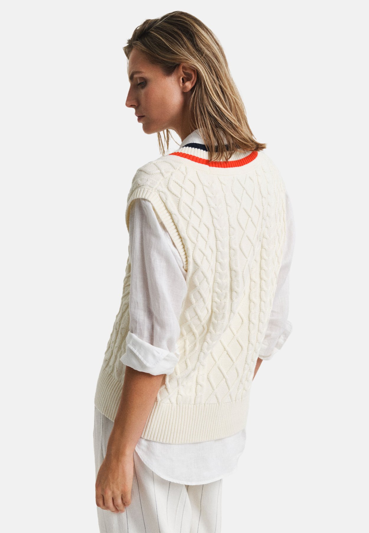 CONTRAST CABLE V-NECK