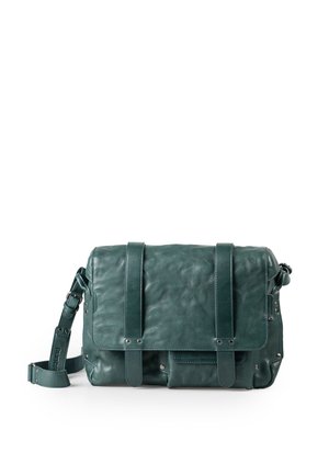 Groene leren messengerbag met verstelbare schouderriem en voorklep, vastgemaakt met twee riemen met metalen klinknagels.