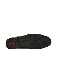 Suola di scarpa in cuoio marrone con un esterno in gomma nera testurizzata, caratterizzata da motivi circolari e un accento rosso sul lato.