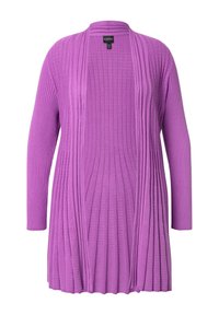 Lila gerippter Cardigan mit langen Ärmeln, offenem Vorderteil und ausgestellt geschnittenem Saum. Das Material hat eine weiche, strukturierte Oberfläche.