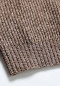 Tessuto a costine marrone con una texture morbida, caratterizzato da spessori variabili nelle costine e un bordo pulito e rifinito.