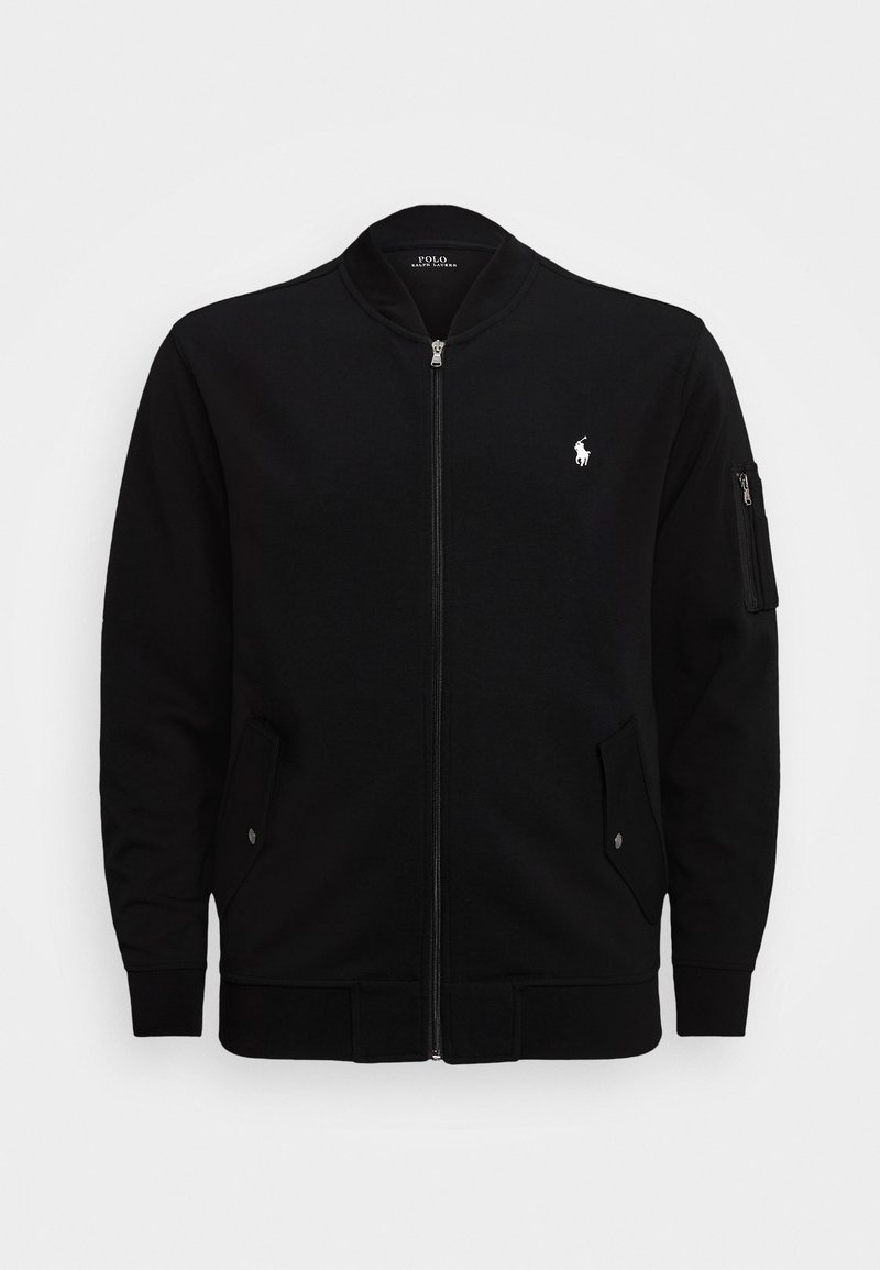 Czarna bomberka zapinana na zamek, wykonana z miękkiego materiału, z bocznymi kieszeniami, ściągaczami przy mankietach oraz małym logo na piersi.