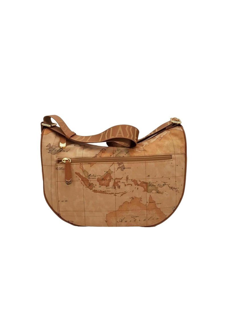 Borsa hobo in pelle sintetica color tan con un design della mappa del mondo, hardware dorato, chiusura con zip e una tracolla marrone con scritte.