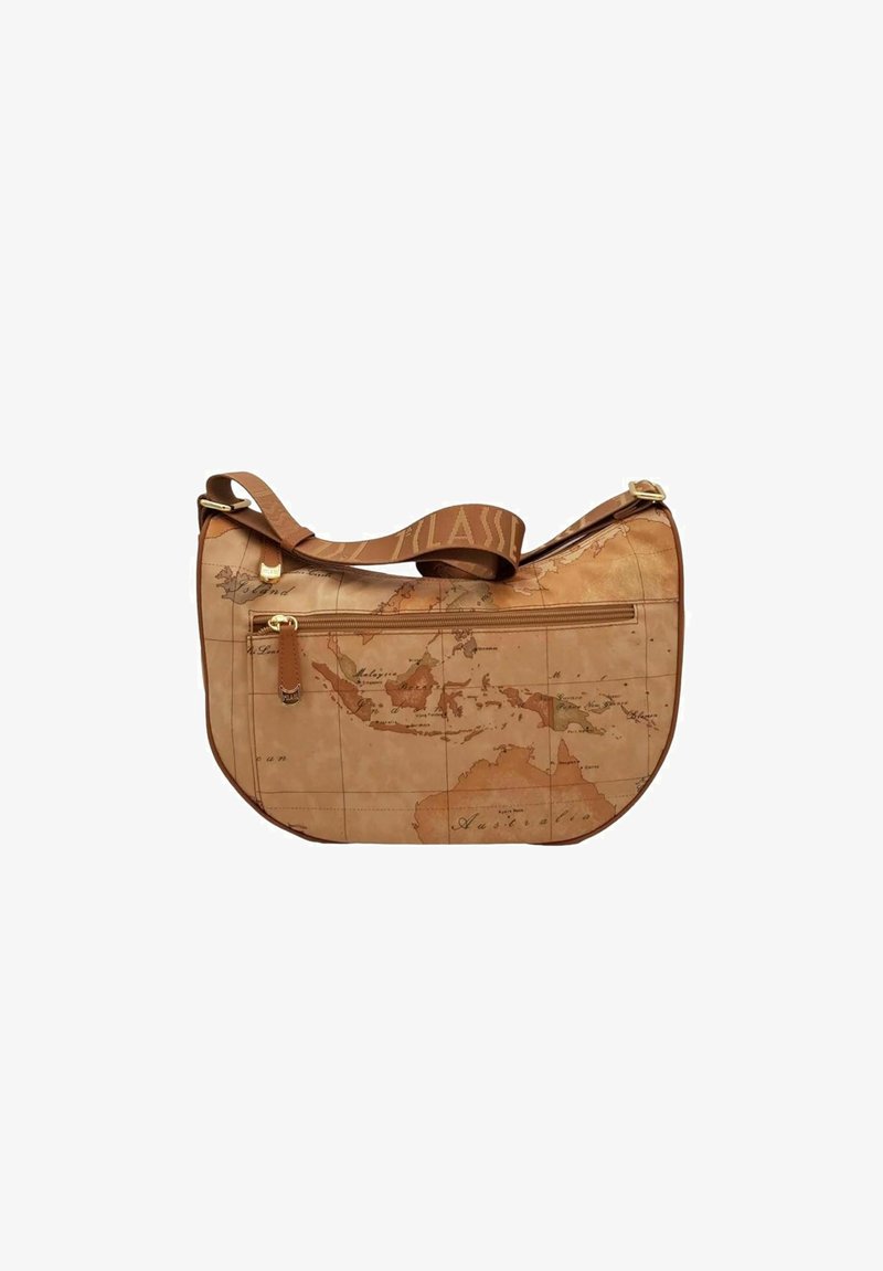 Borsa hobo in pelle sintetica color tan con un design della mappa del mondo, hardware dorato, chiusura con zip e una tracolla marrone con scritte.