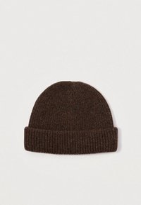 Chapeau en tricot brun avec une texture côtelée et un revers replié, fabriqué à partir d'un mélange de laine douce. Cousu uniformément sans motifs ni embellissements.